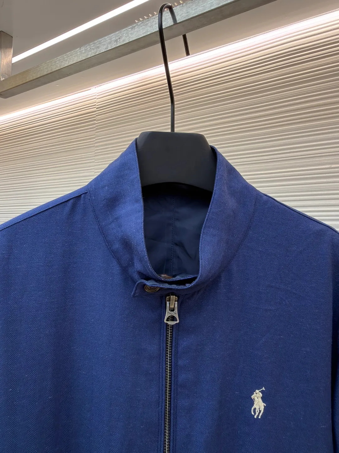P630 Ralph Lauren logo embroidered reversible jacket ●Original version: Purchased and developed for 3990 ●Item number: 1681790-B75 ●Material: matte moire taffeta fabric ●Technology: embroidery production ●Color: blue ●Version: fitted version ●Weight: about 530 grams ●Size: S-M-L-XL ●Description: Customized matte moire taffeta and twill jacquard brocade, light and tough, smooth drape Comfortable and close to the skin. Khaki brown tone. Calm and noble. Two clothes. Unlimited style. One side is decorated with twill jacquard brocade, which has its own retro filter, like the pocket watch gear of an old-school gentleman. The other side is made of matte moire taffeta, which has a relaxed breathing feeling. Casual and comfortable casual gene. Exquisite pony logo embellishes it. Fully recognizable. The classic stand-up collar is tied with three hidden button tabs. Simplicity controls complexity. The design philosophy hidden in the details. Double-sided style. Hidden old money and slack in one garment, imported machine embroidery technology is used. Advanced computer control systems and precision mechanical components are used to achieve the iconic pony embroidery operation. High precision. The lines are smooth and delicate. The template machine opens the bag. The preset template guides the position, shape and size of the bag opening. The accuracy ensures the quality of the bag opening effect. Ergonomic three-dimensional cutting returns to traditional craft techniques through segmentation, folding, shrinking and stretching. The so-called slow work and fine work are respect for the material and the pursuit of feel. The workmanship is complex and tedious, slow in aging, high in wear and tear, and the fabrics have been carefully washed to have a better hand feel and texture. It is not easy to deform, shrink or fade, and maintains long-term beauty. The overall wiring is straight and delicate, the fabric is comfortable and soft, and the color is consistent without color difference. It can be matched with the same style to create a fashionable look and control various occasions. Customized accessories, complete with three standards, same style for men and women!